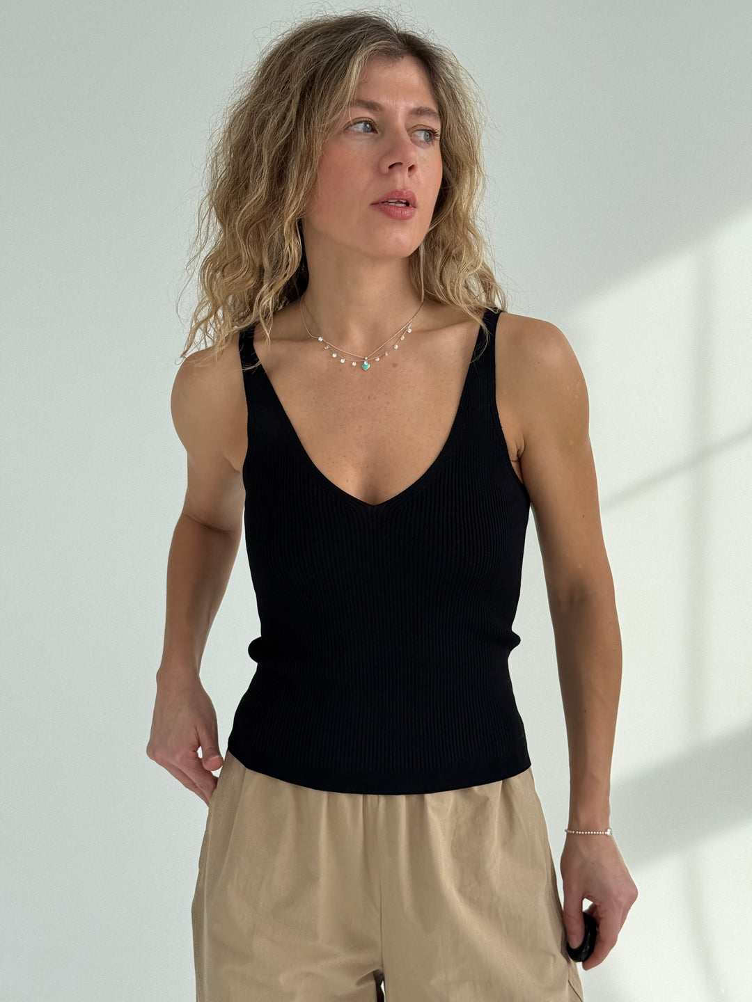 Rievots viskozes tops ar V-veida kakla izgriezumu