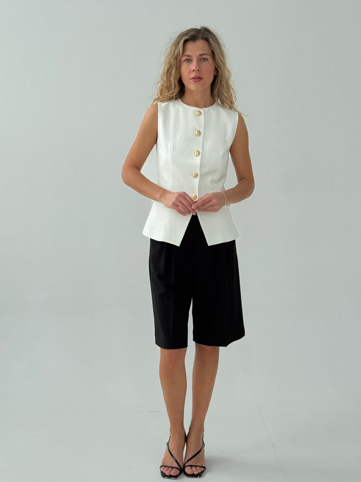 Klasiska veste ar dekoratīvām pogām