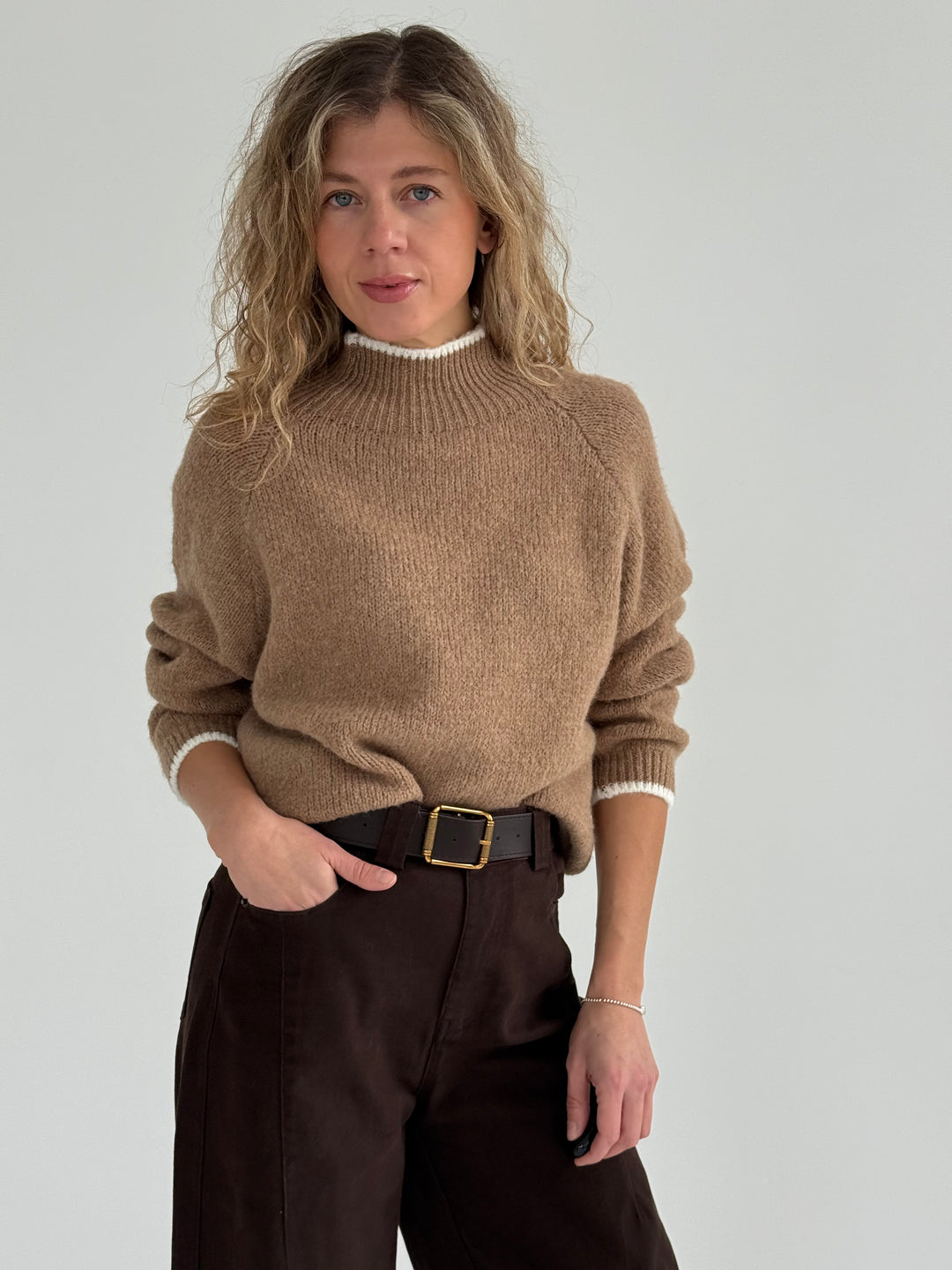 Vilnas džemperis ar kontrastējošu elementu