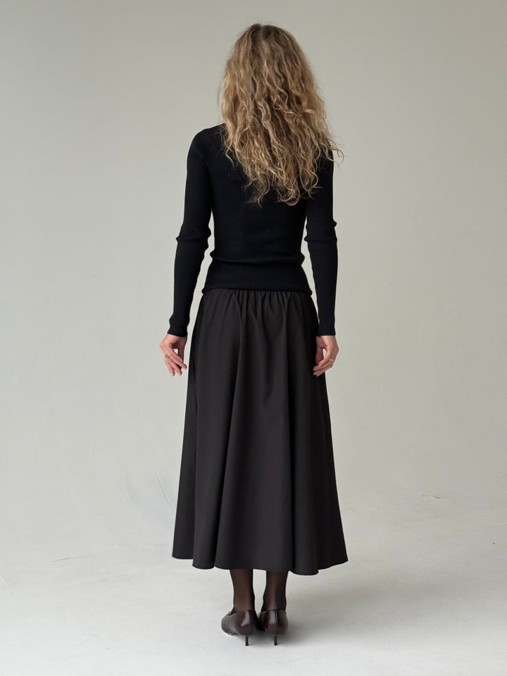 Daļēji trikotāžas kleita ar garām piedurknēm