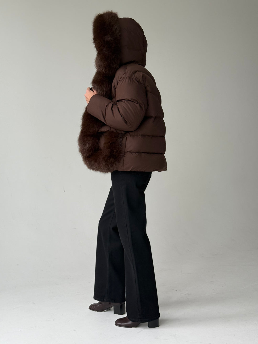 Stepēta pufīga virsjaka ar mākslīgo kažokādu