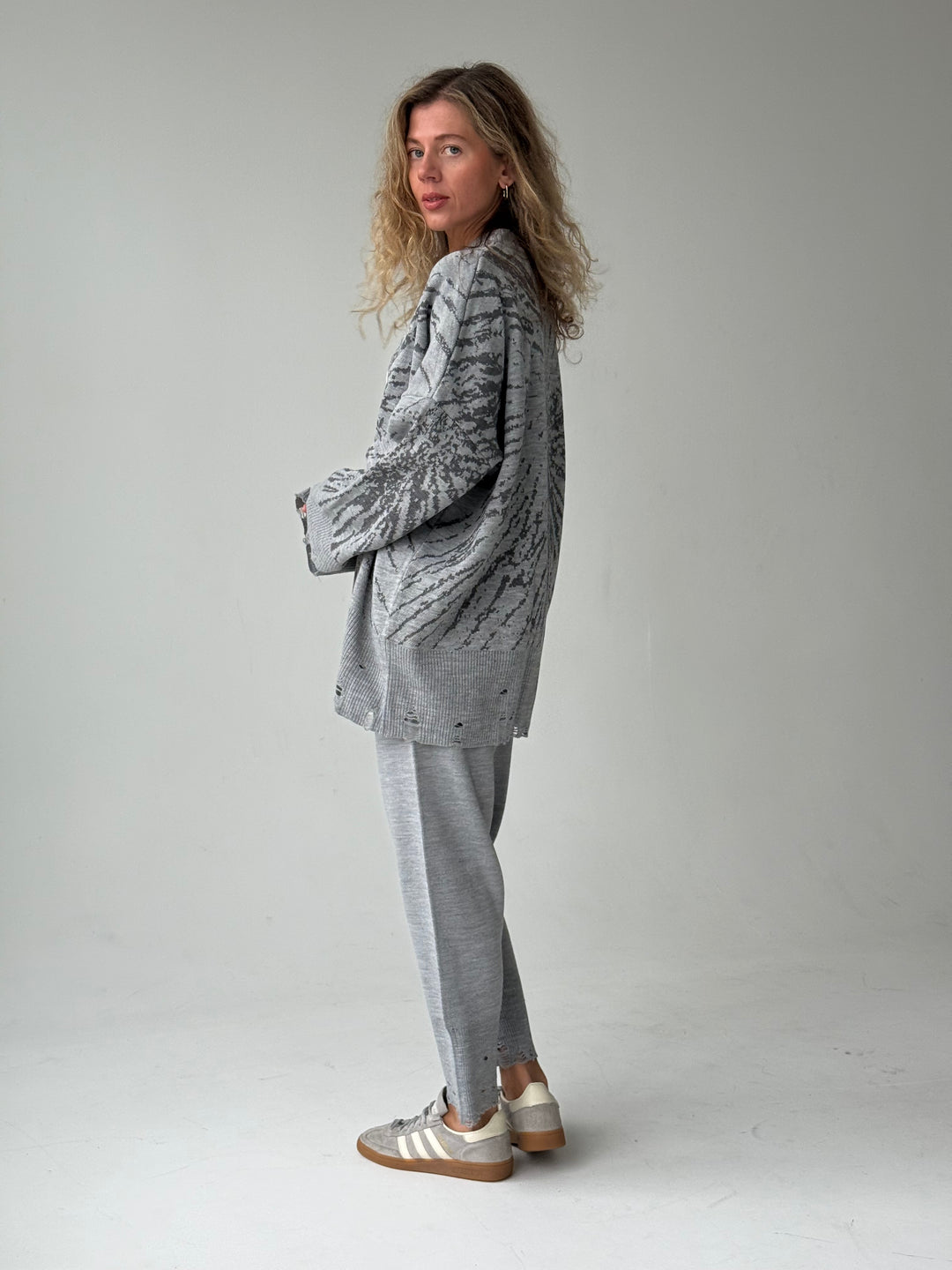 Trikotāžas bikšu kostīms ar uzrakstu un plēsumiem