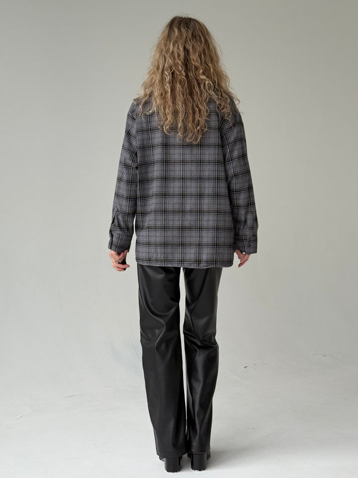 Taisnas ādas imitācijas bikses ar perforāciju