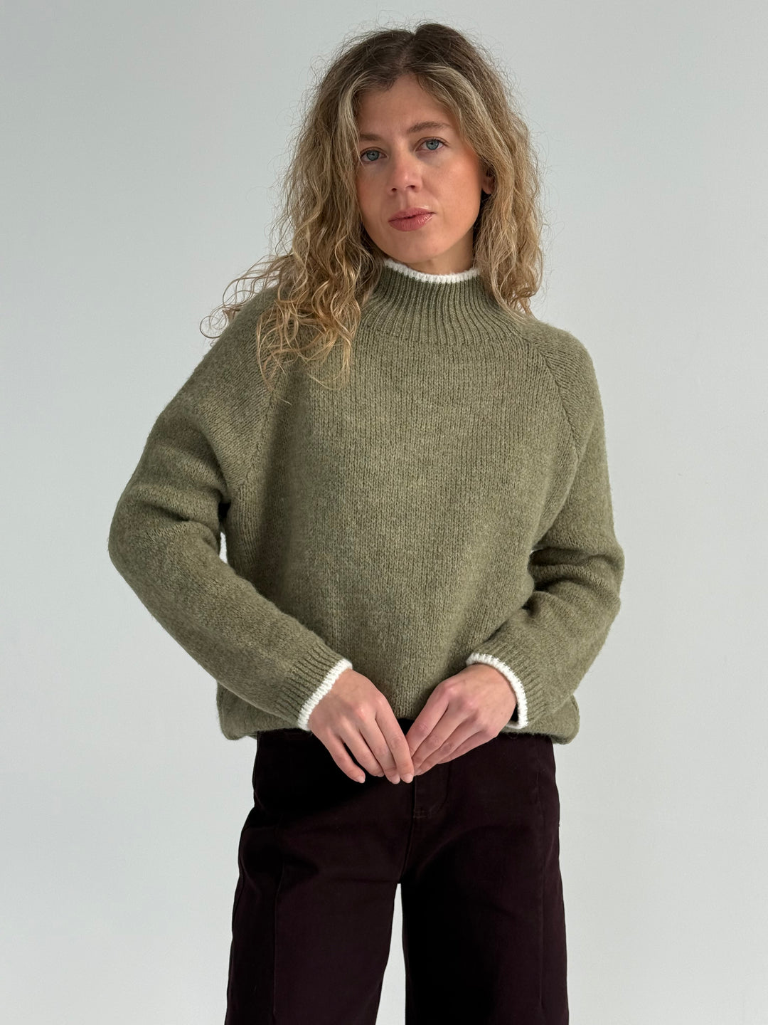 Vilnas džemperis ar kontrastējošu elementu