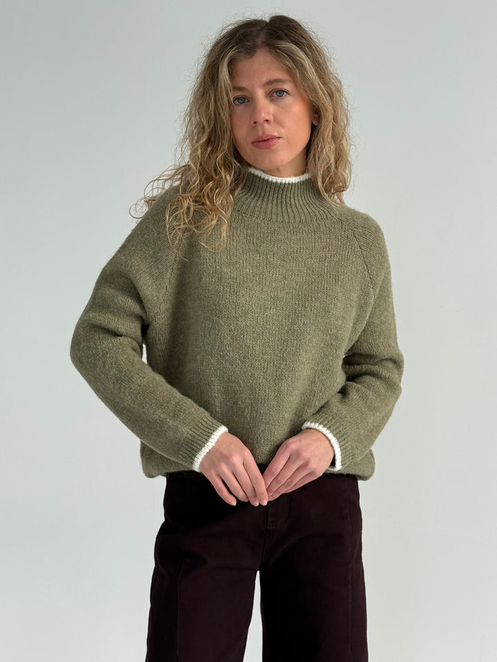 Vilnas džemperis ar kontrastējošu elementu