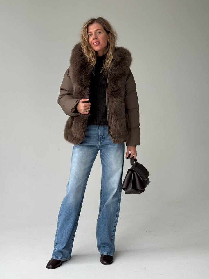 Taisnas džinsa bikses ar augstu jostasvietu un balinātu efektu