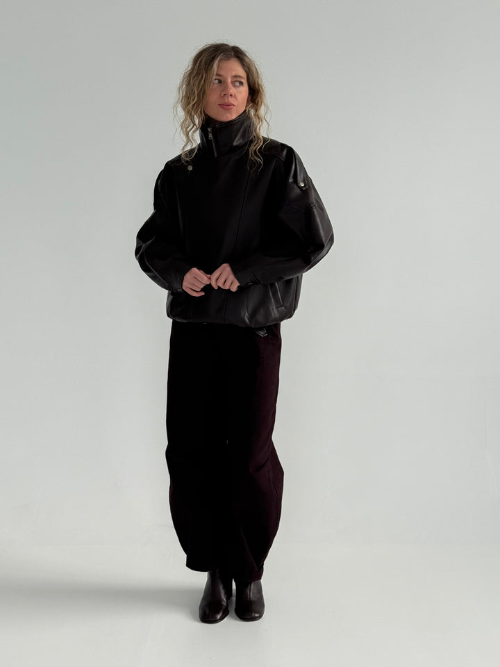 Ādas imitācijas bomber stila virsjaka ar augstu apkakli