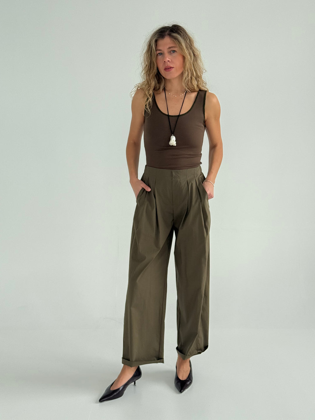 Slim fit viskozes tops ar dekoratīvu maliņu