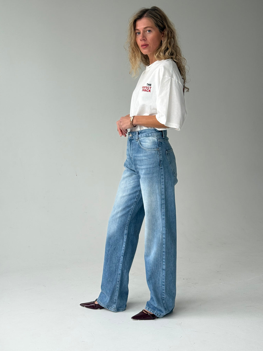 Taisnas džinsa bikses ar augstu jostasvietu un balinātu efektu