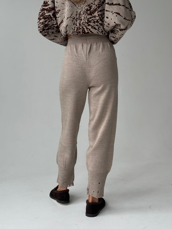 Trikotāžas bikšu kostīms ar uzrakstu un plēsumiem