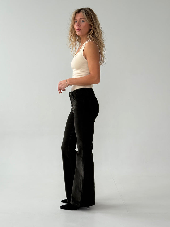 Zvanveida velveta bikses ar zemu jostasvietu