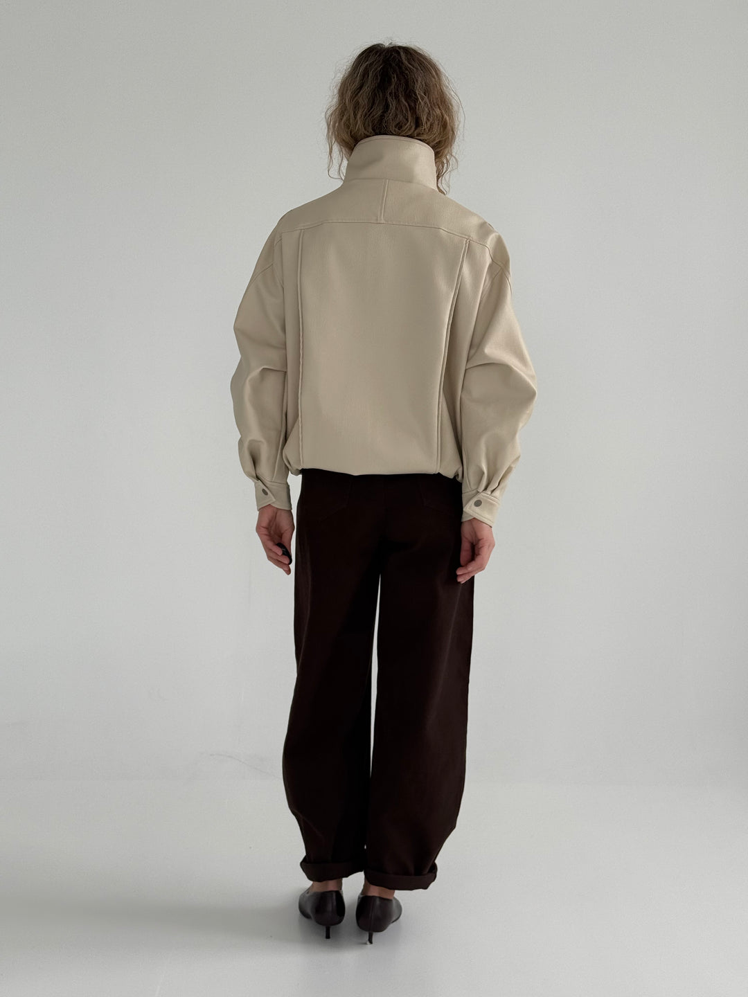 Ādas imitācijas bomber stila virsjaka ar augstu apkakli