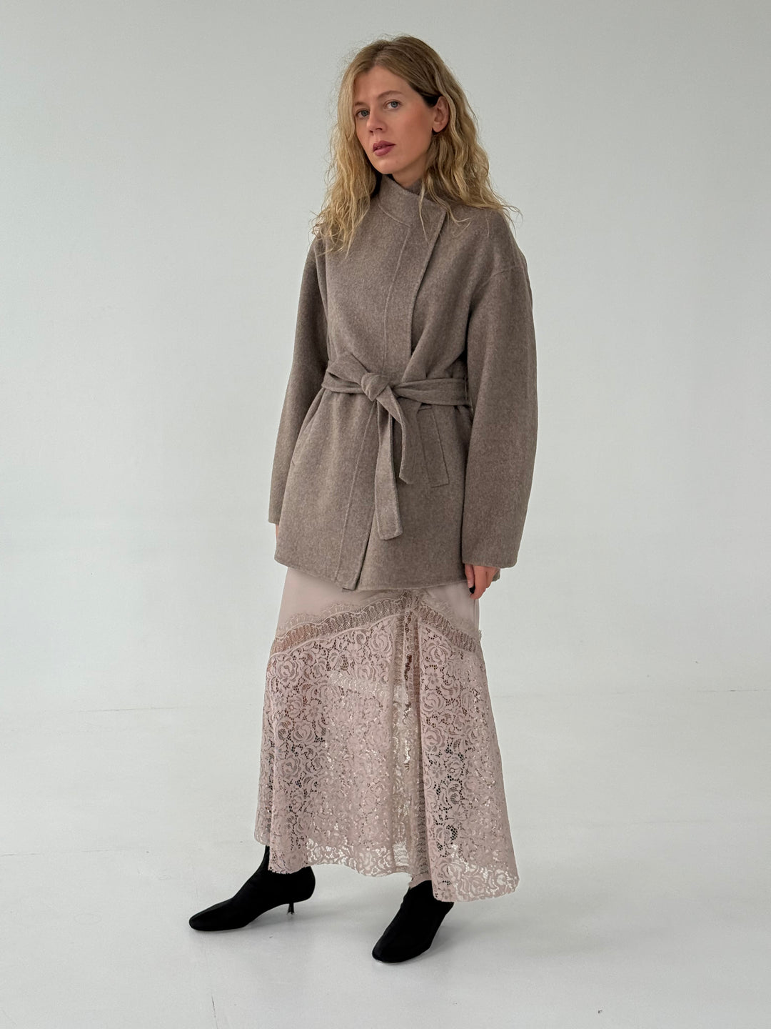 Maxi satīna svārki ar mežģīnēm taupe