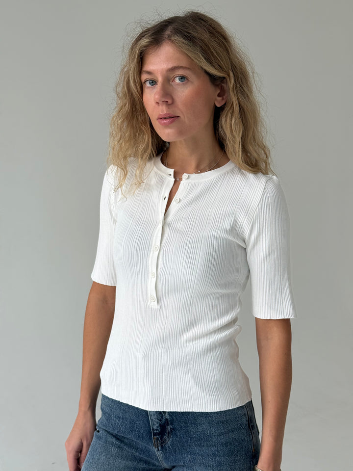 Trikotāžas rievots džemperis ar īsām piedurknēm