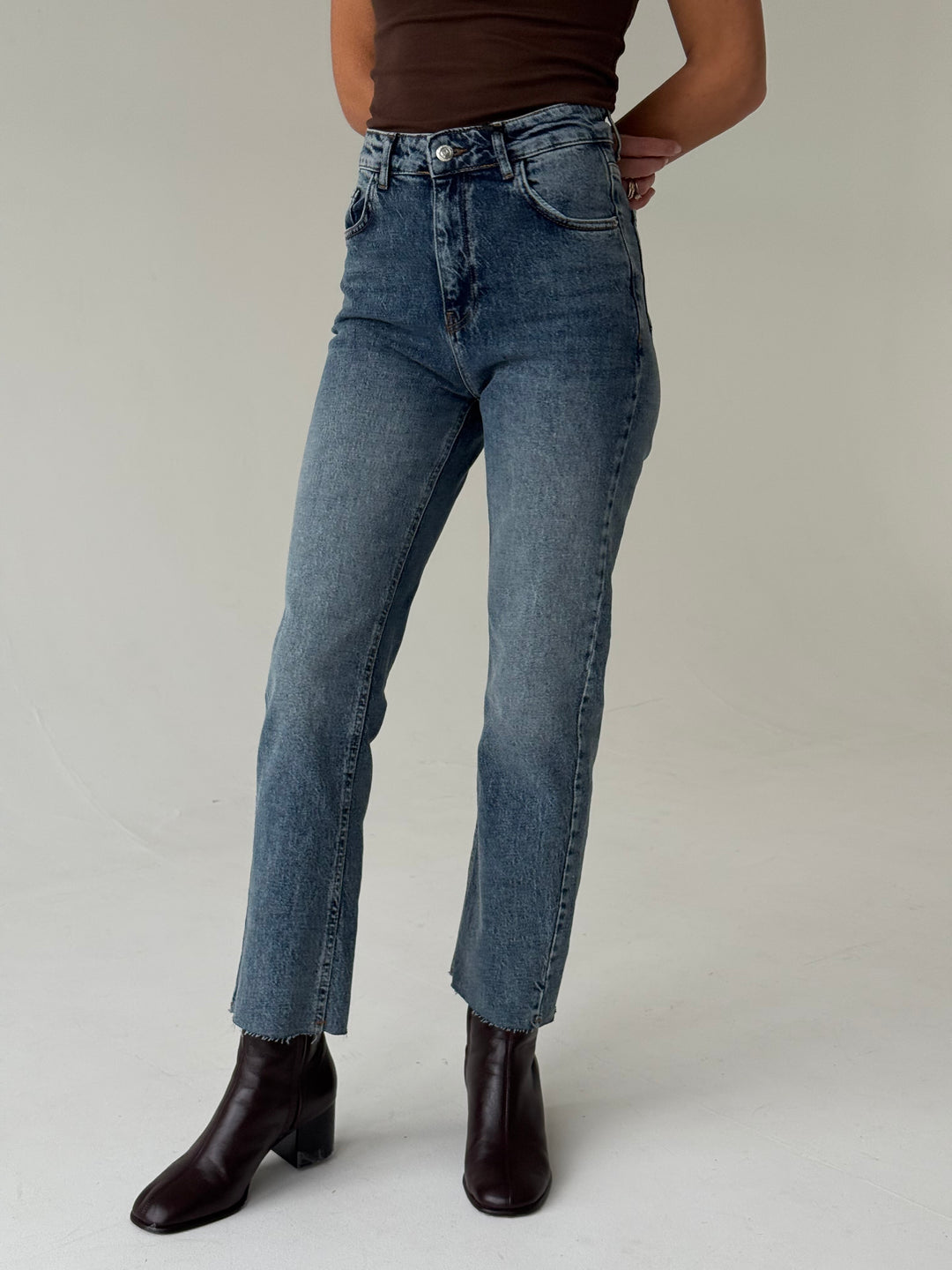 Saīsinātas džinsa bikses ar balinātu efektu