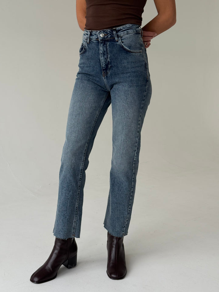 Saīsinātas džinsa bikses ar balinātu efektu