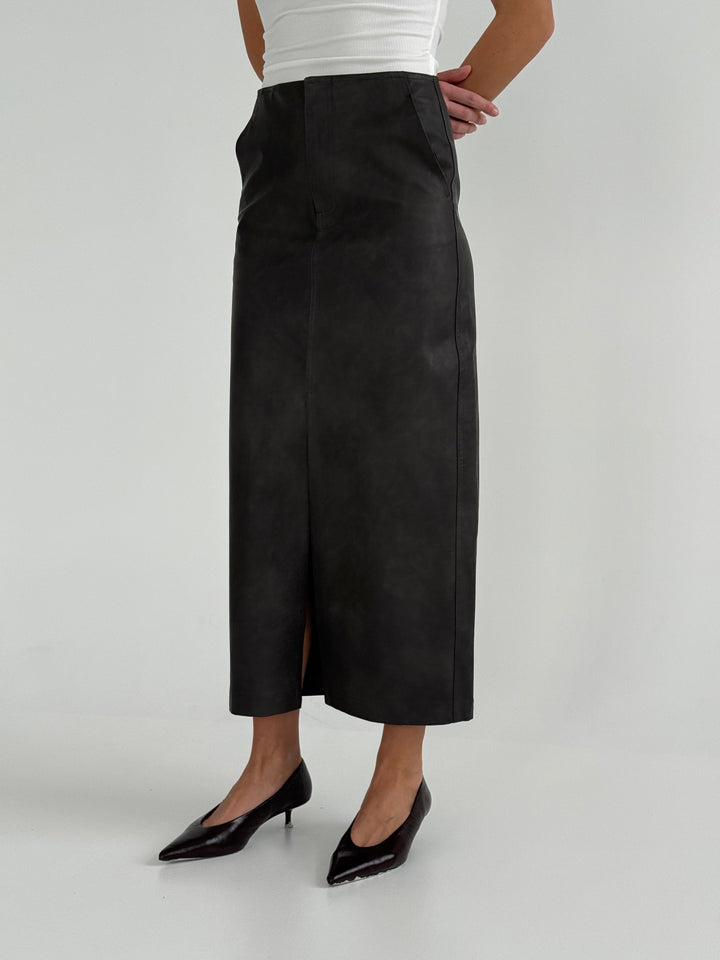 Ādas imitācijas svārki ar šķēlumu priekšpusē