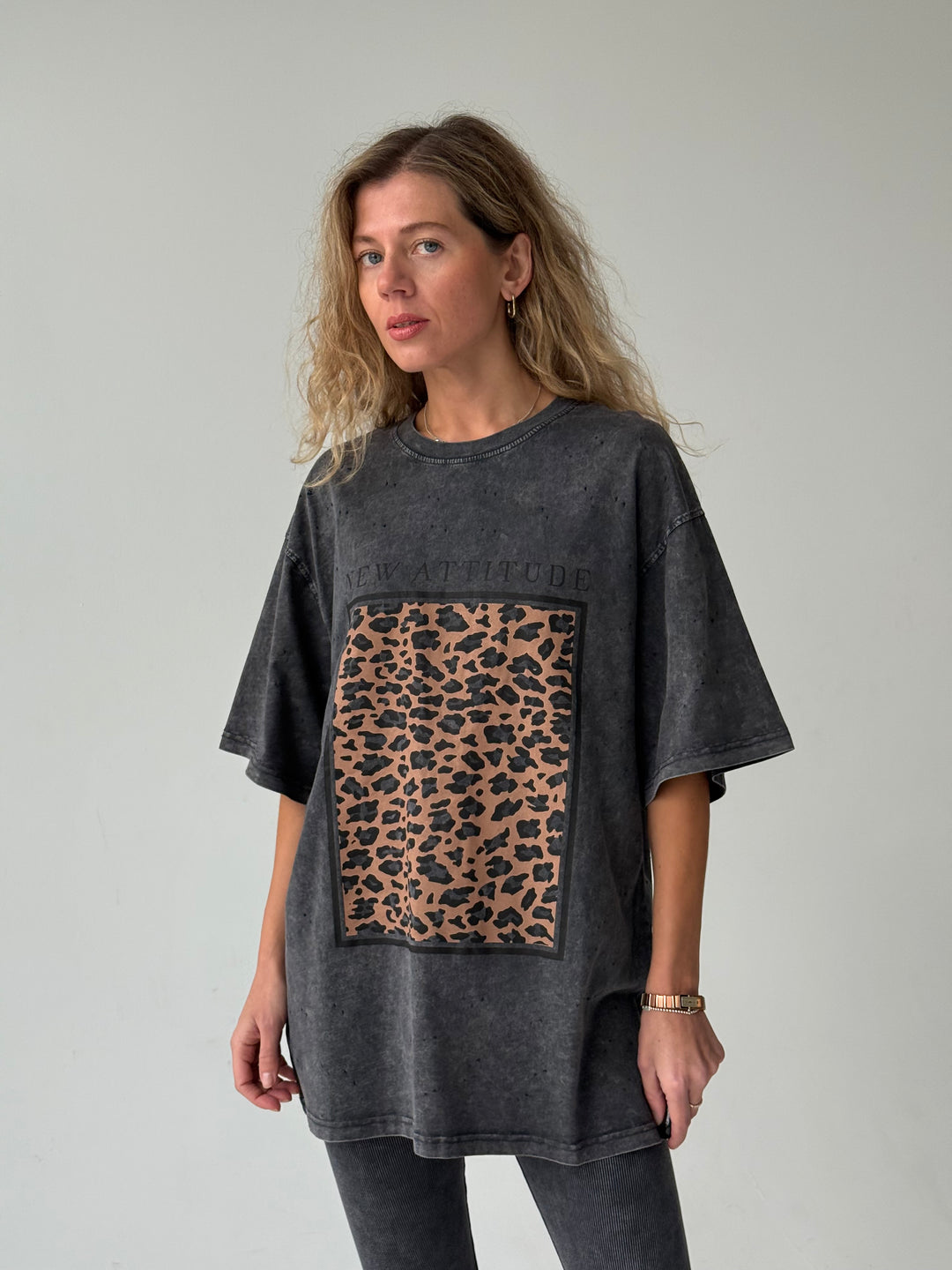 Pagarināts kokvilnas T-krekls ar balinātu efektu un apdruku #02