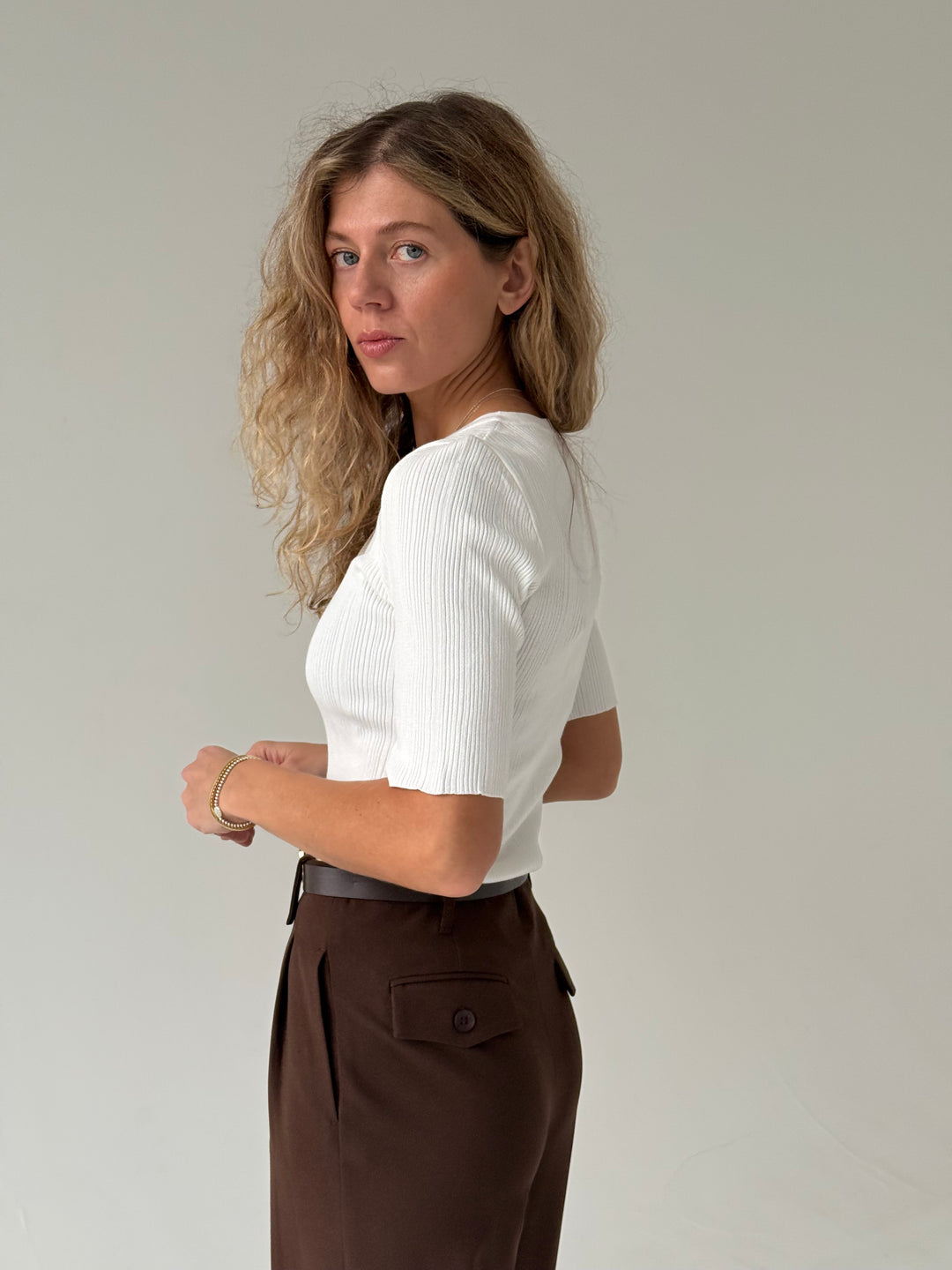 Trikotāžas rievots džemperis ar īsām piedurknēm