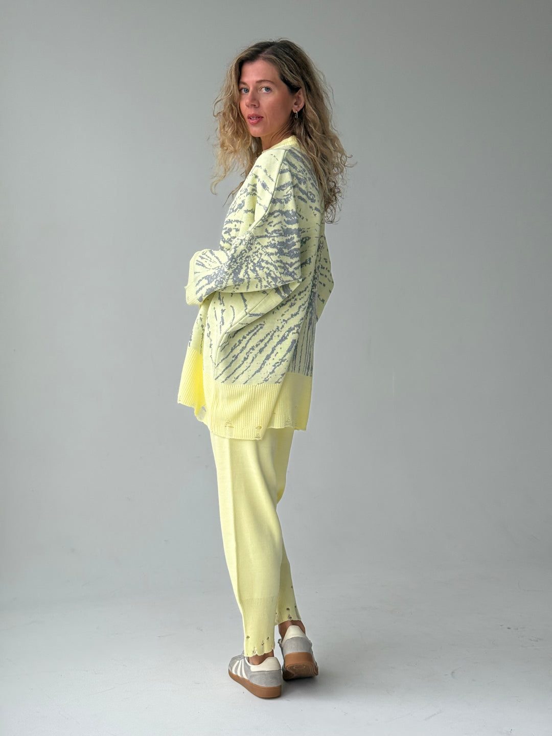 Trikotāžas bikšu kostīms ar uzrakstu un plēsumiem