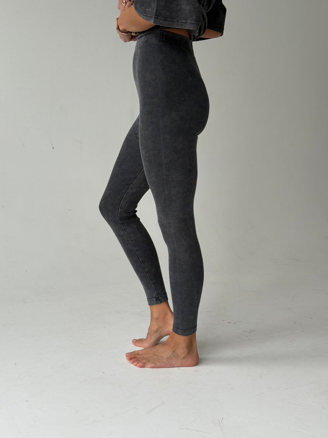 Kokvilnas rievoti legingi ar balinātu efektu