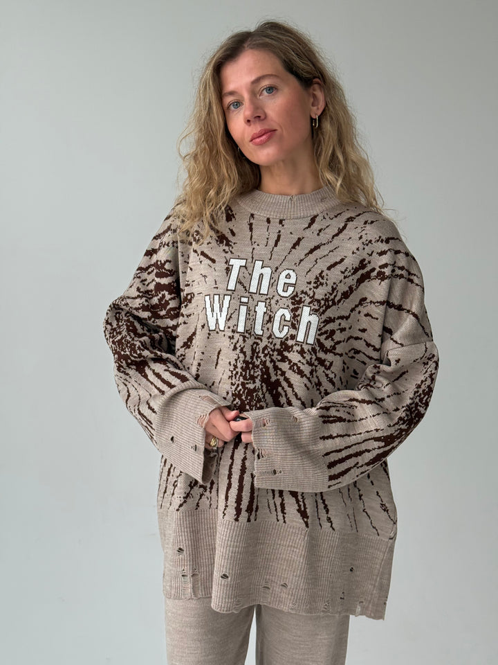 Trikotāžas bikšu kostīms ar uzrakstu un plēsumiem