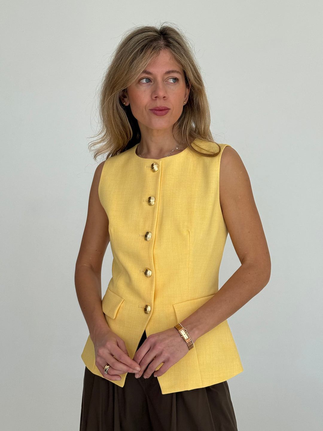 Klasiska veste ar dekoratīvām pogām