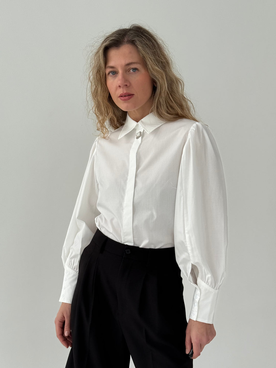 Klasiska blūze ar dekoratīvu pogu