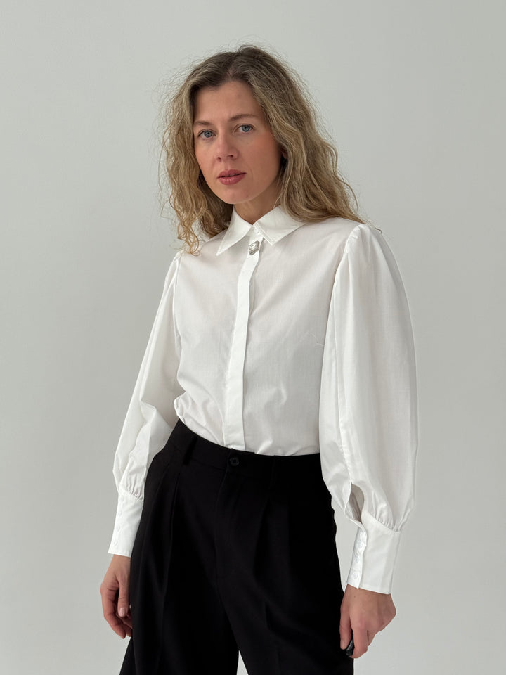 Klasiska blūze ar dekoratīvu pogu