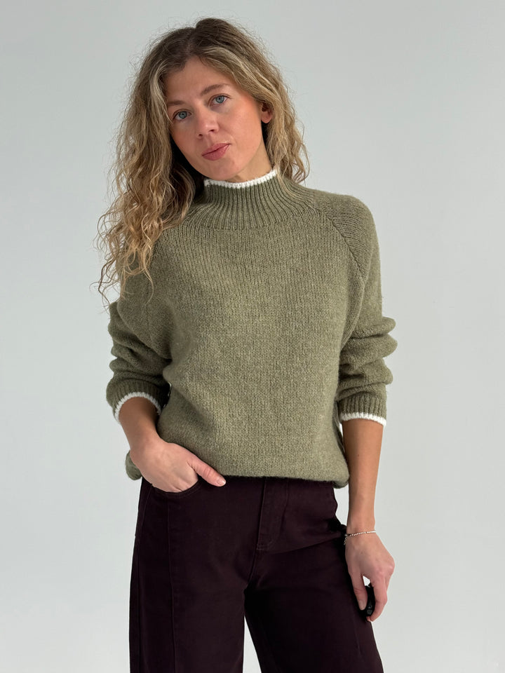 Vilnas džemperis ar kontrastējošu elementu