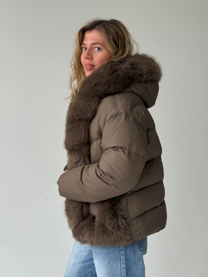 Stepēta pufīga virsjaka ar mākslīgo kažokādu