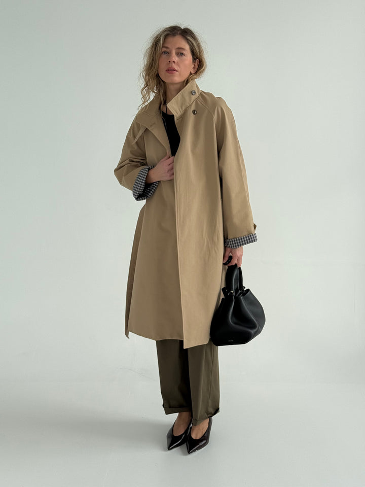 Trencis ar augstu apkakli un noņemamu jostu