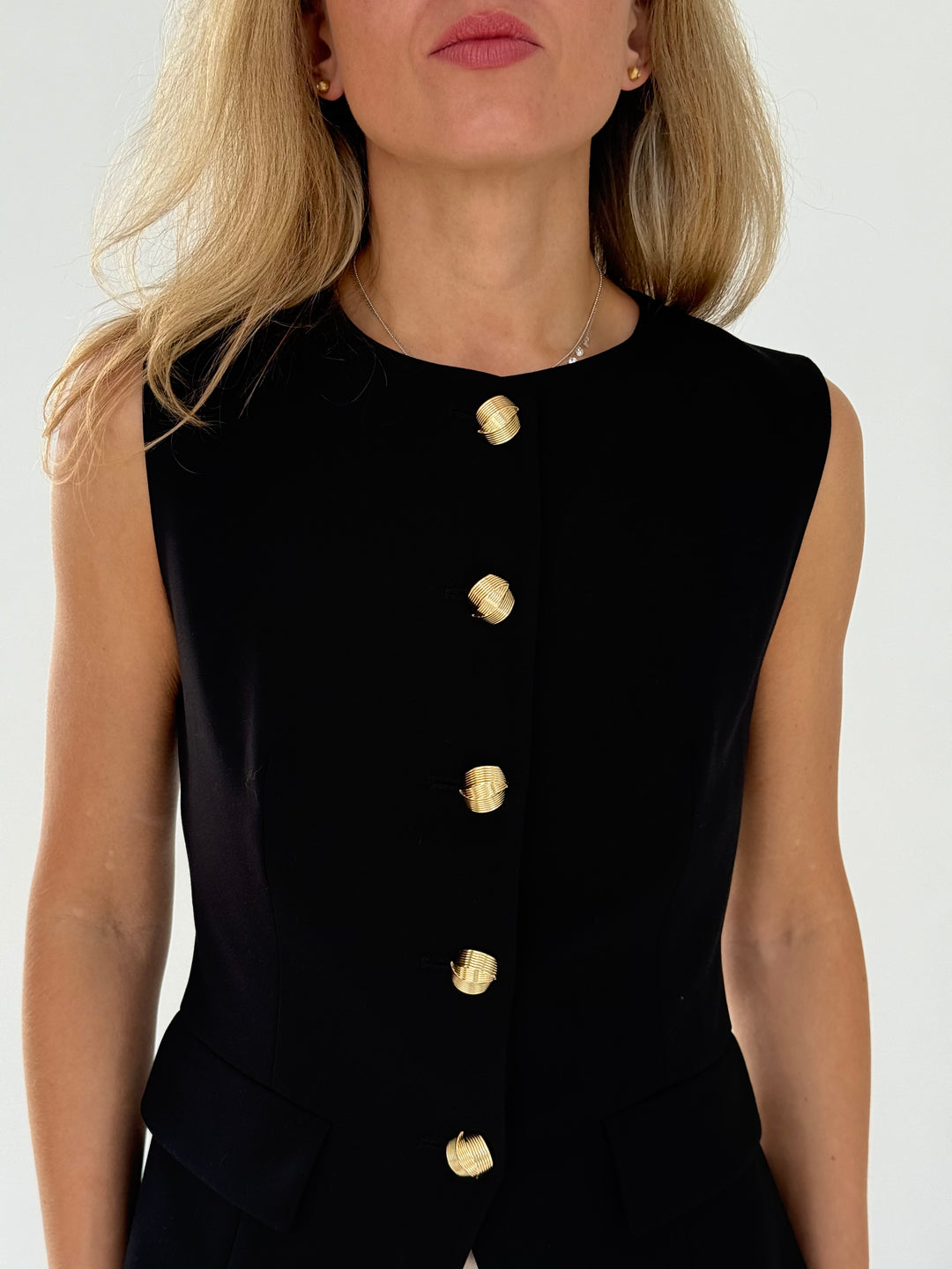 Klasiska veste ar dekoratīvām pogām