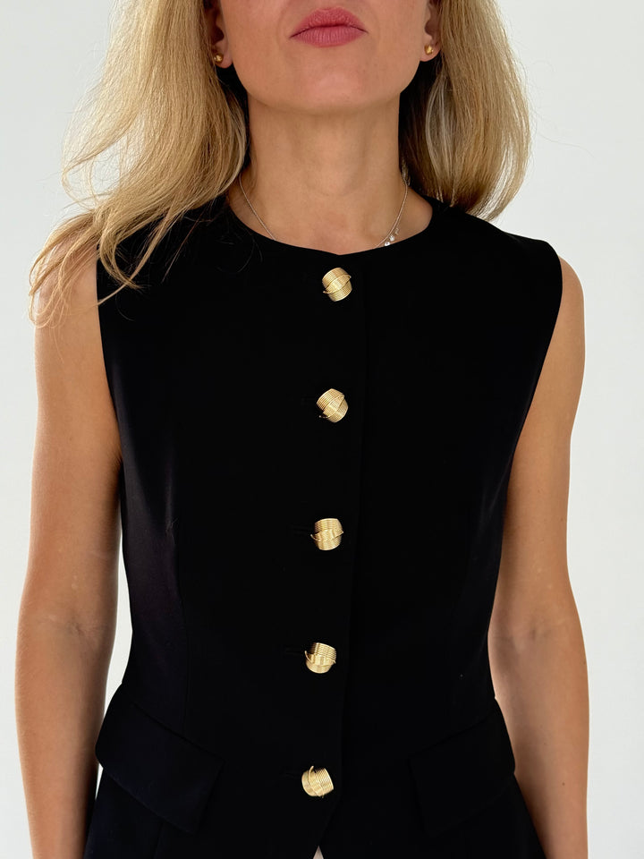 Klasiska veste ar dekoratīvām pogām