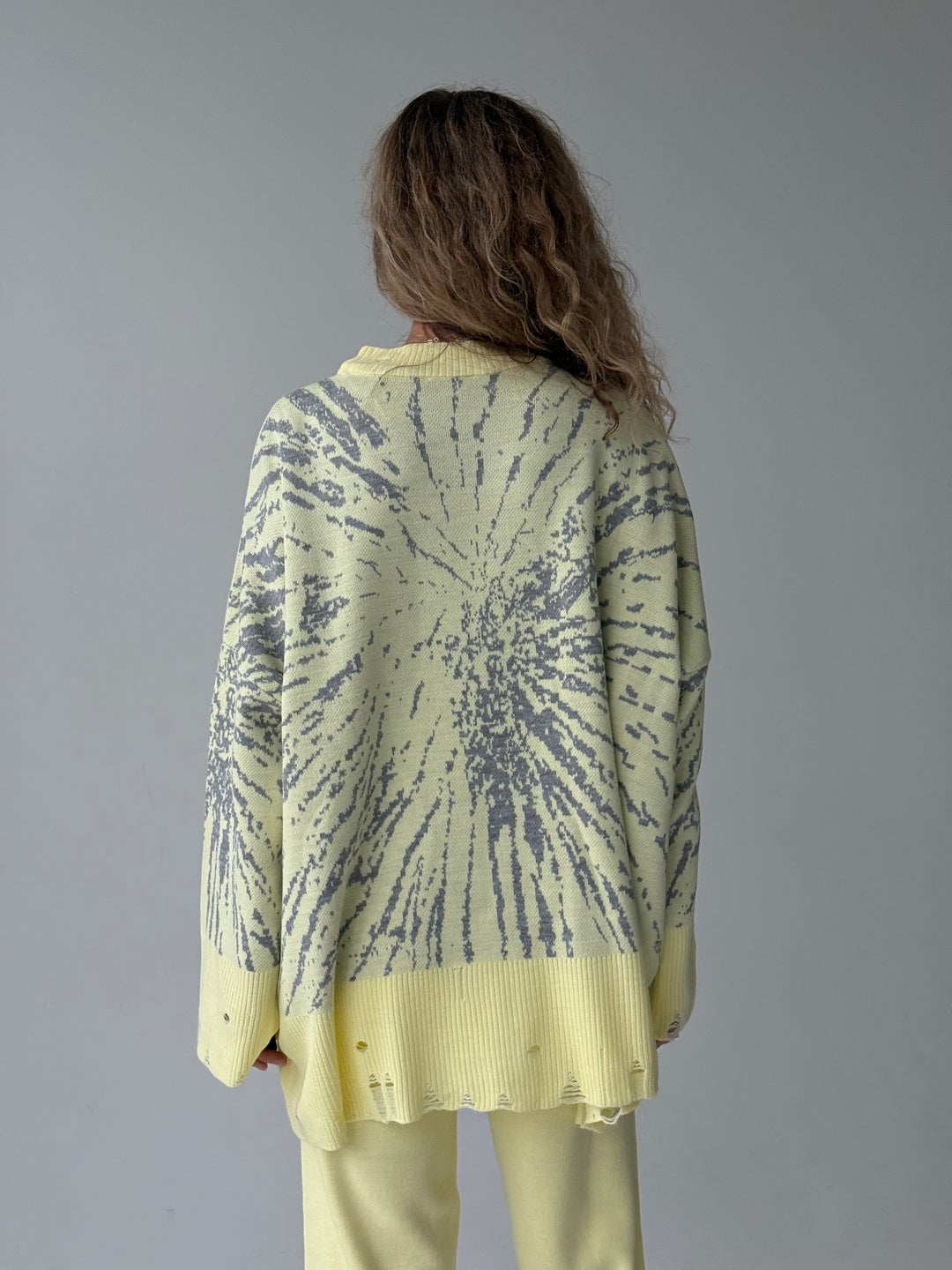 Trikotāžas bikšu kostīms ar uzrakstu un plēsumiem