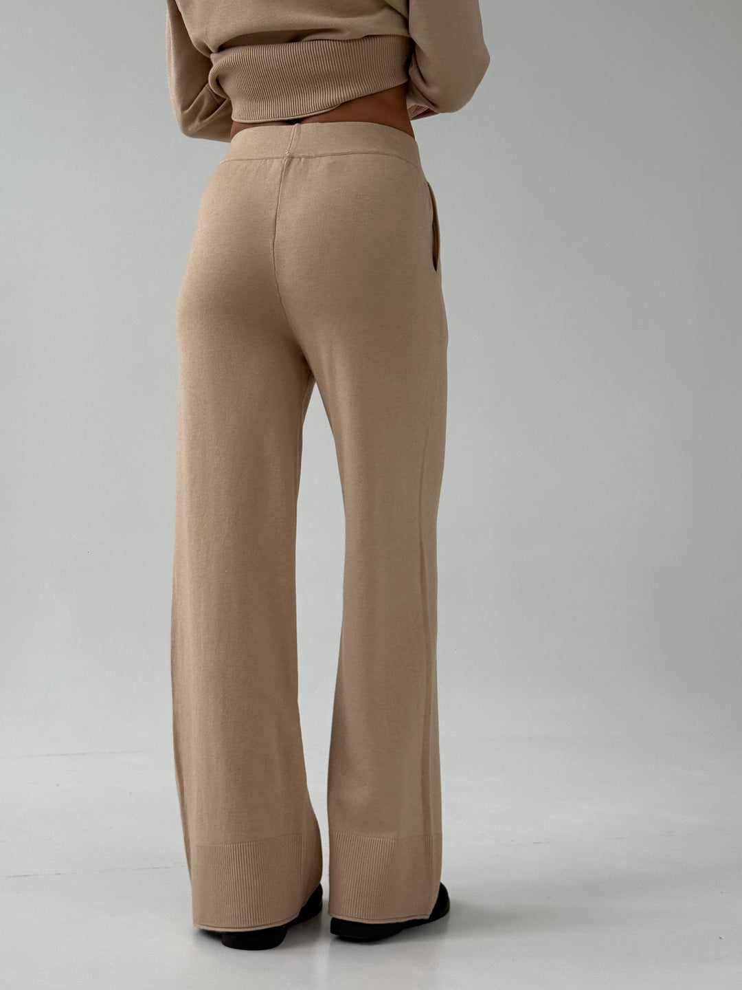 Trikotāžas bikšu kostīms camel