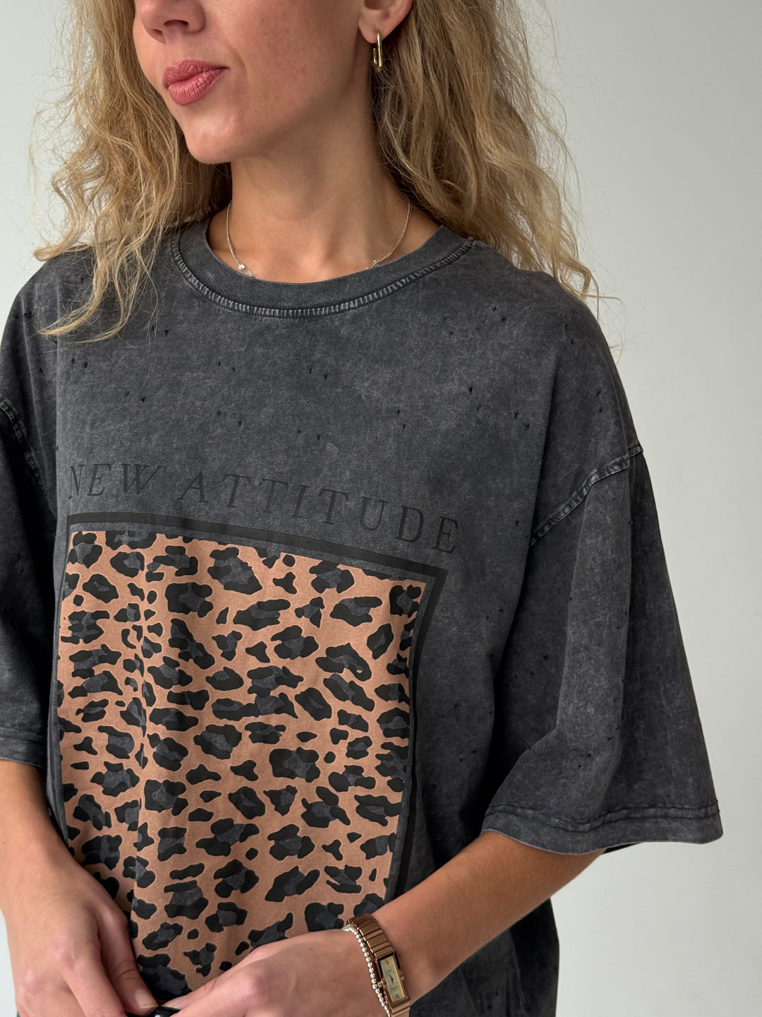 Pagarināts kokvilnas T-krekls ar balinātu efektu un apdruku #02