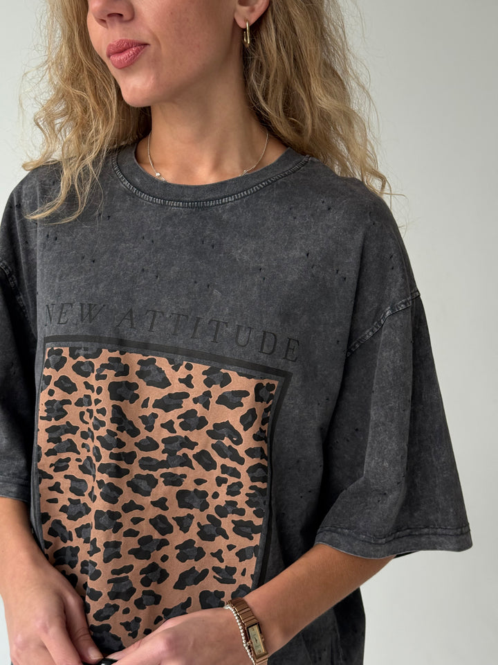 Pagarināts kokvilnas T-krekls ar balinātu efektu un apdruku #02