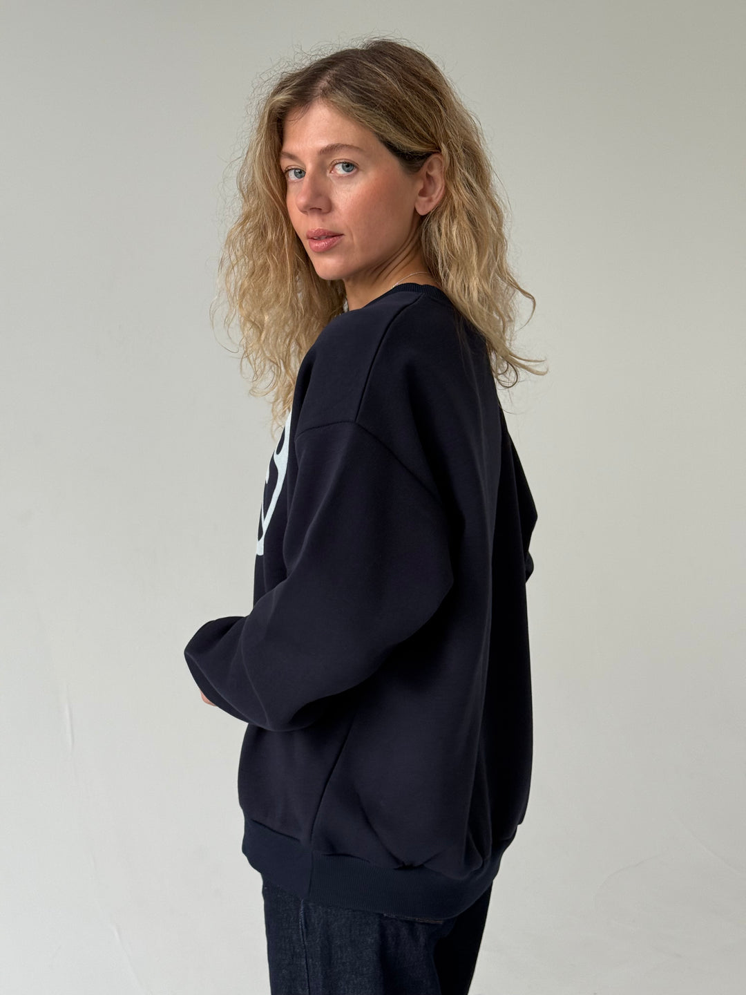 Kokvilnas oversize džemperis ar uzrakstu un siltinājumu