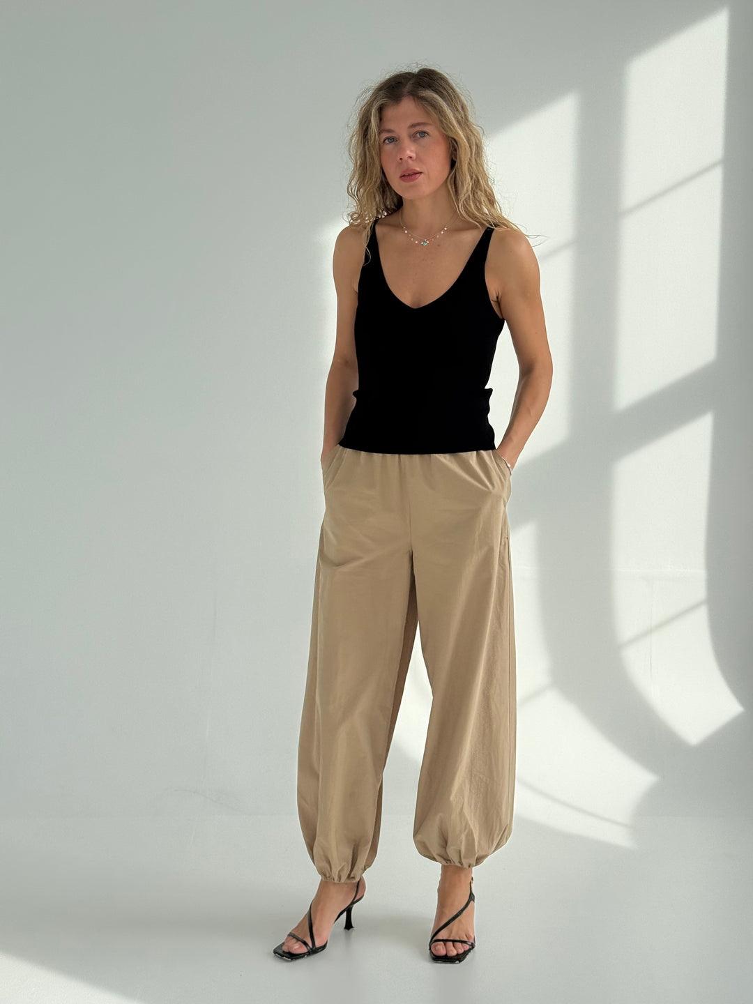 Rievots viskozes tops ar V-veida kakla izgriezumu