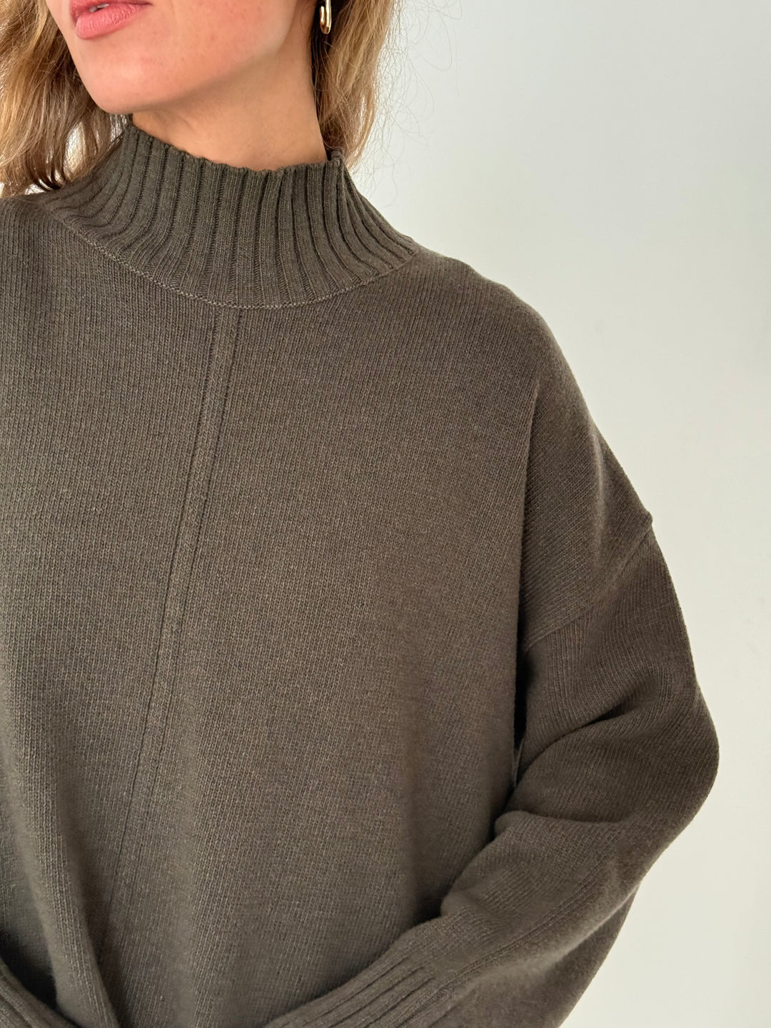 Oversize adīts vilnas džemperis ar augstu apkakli #02