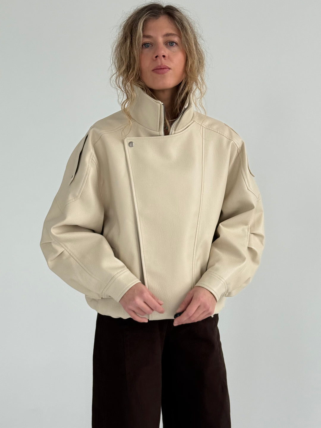 Ādas imitācijas bomber stila virsjaka ar augstu apkakli