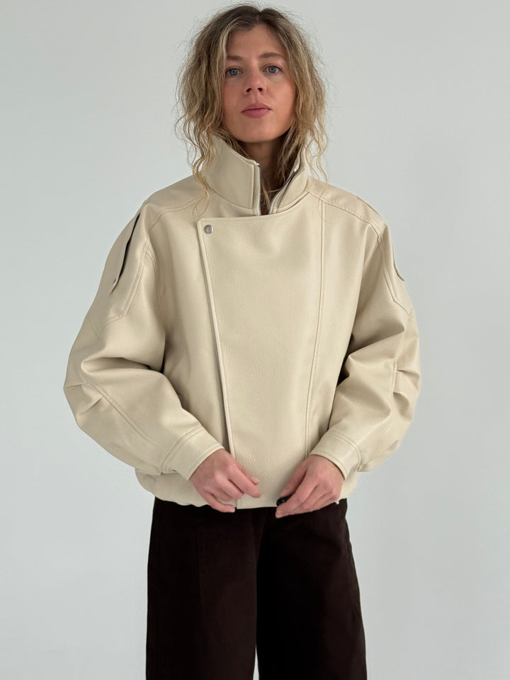 Ādas imitācijas bomber stila virsjaka ar augstu apkakli