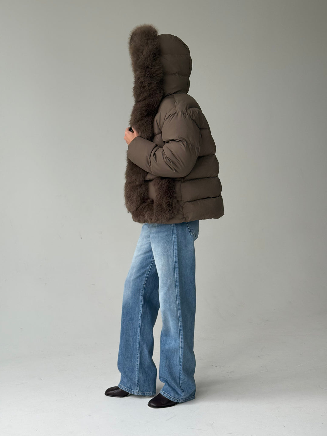 Stepēta pufīga virsjaka ar mākslīgo kažokādu