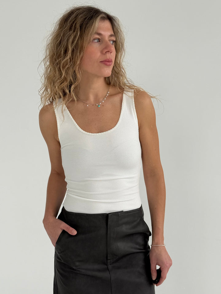 Slim fit viskozes tops ar dekoratīvu maliņu