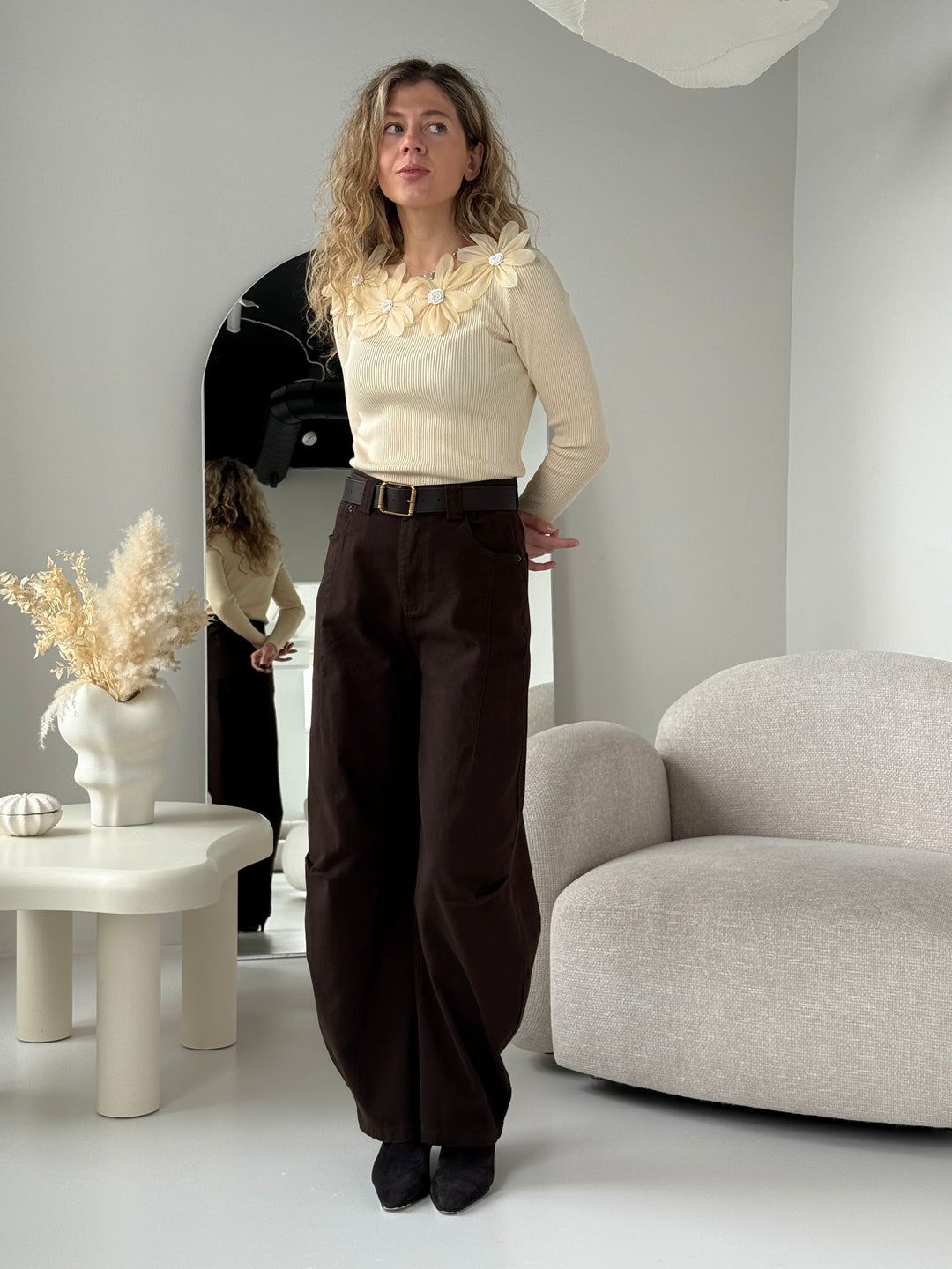 Trikotāžas rievots džemperis ar dekoratīviem ziediem