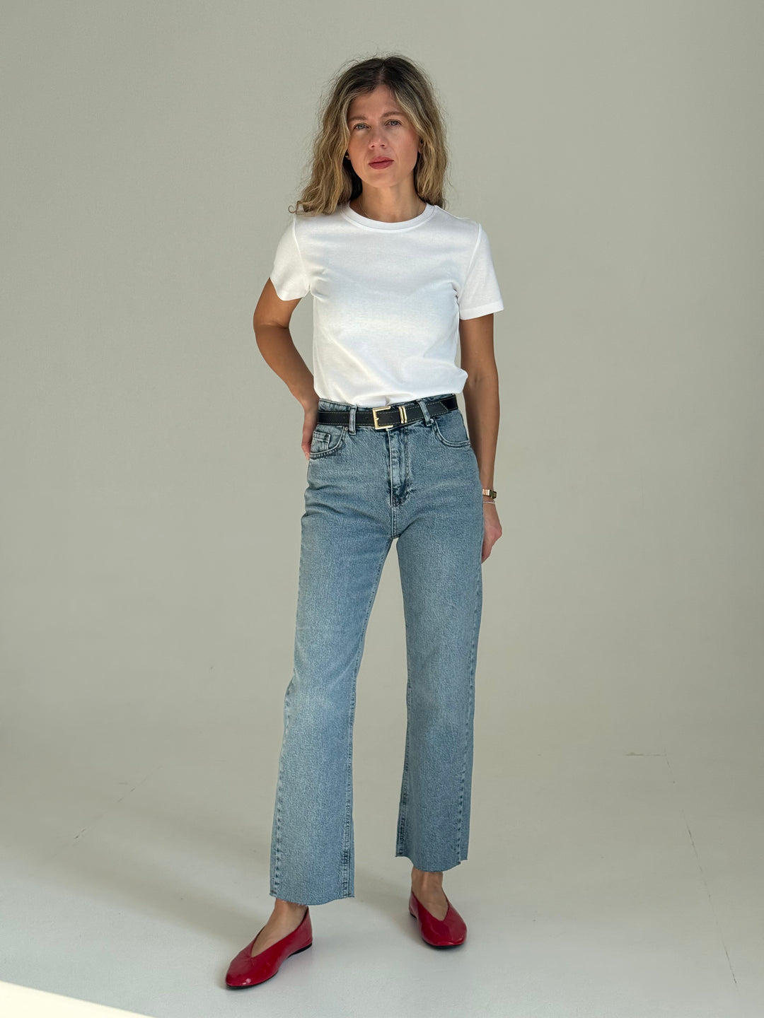 Saīsinātas džinsa bikses ar balinātu efektu un jostu