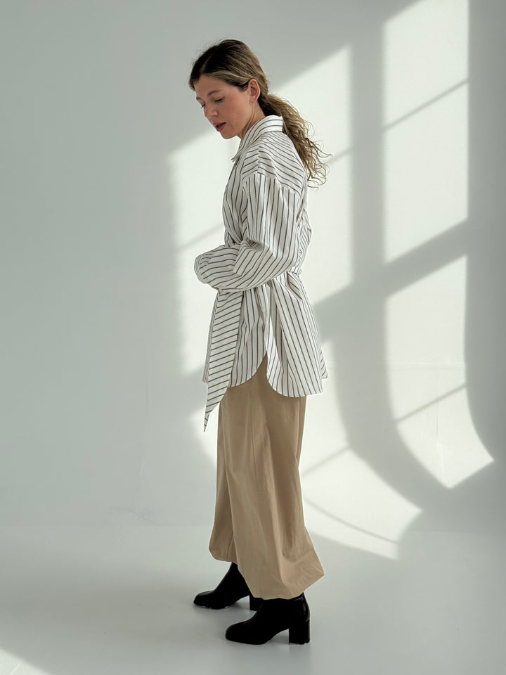 Pagarināts svītrains kokvilnas krekls ar sasienamu elementu