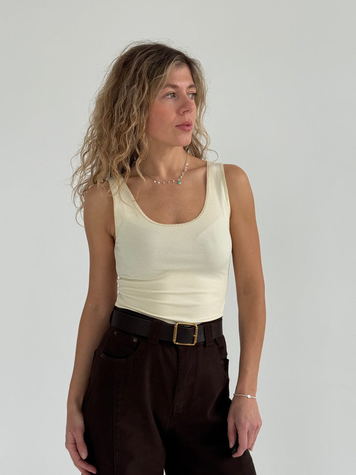 Slim fit viskozes tops ar dekoratīvu maliņu