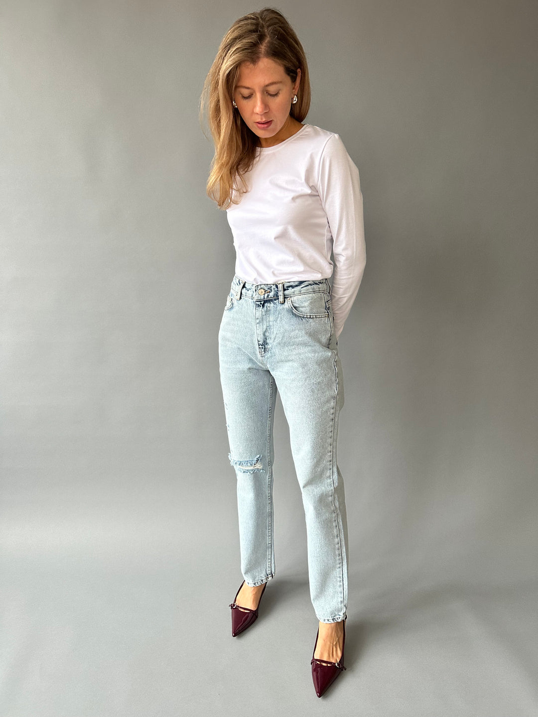 Straight-leg jeans with a rip